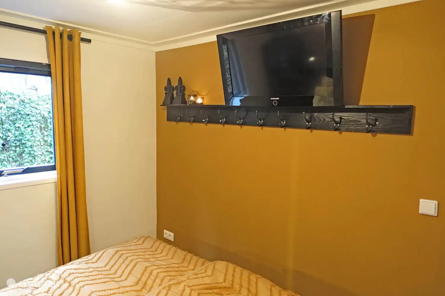 5 persoons chalet De Wilg, Rheezerveen. De tv op de ouderkamer