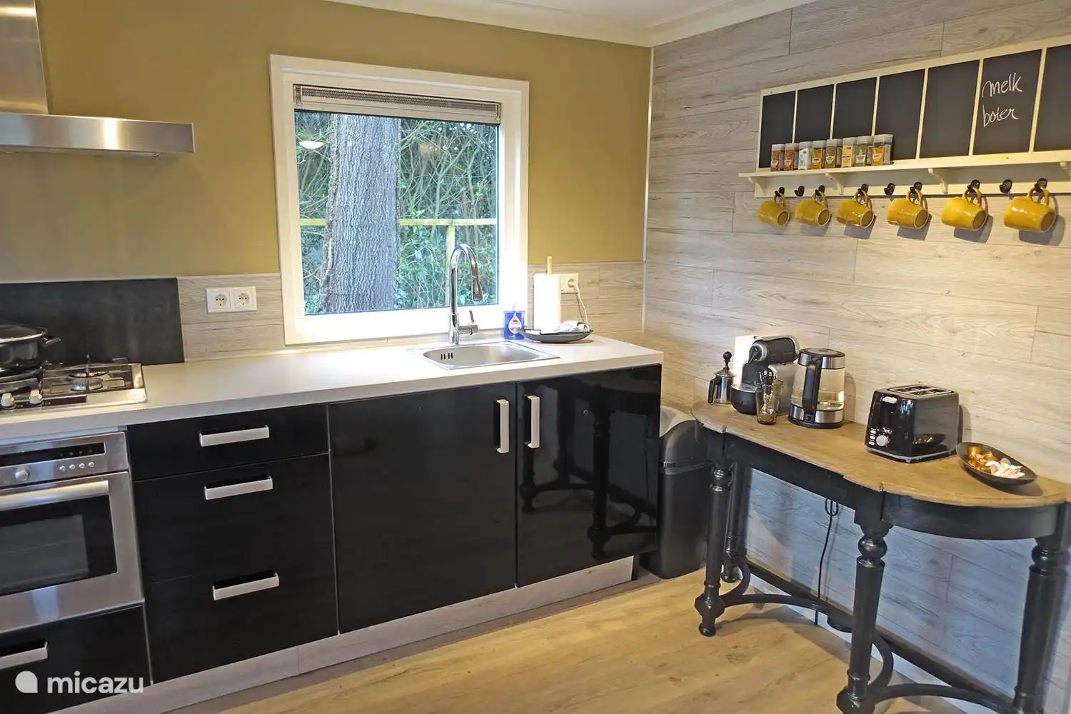 5 persoons chalet De Wilg, Rheezerveen. Aparte tafel met waterkoker en koffiezetapparaat en broodrooster. 