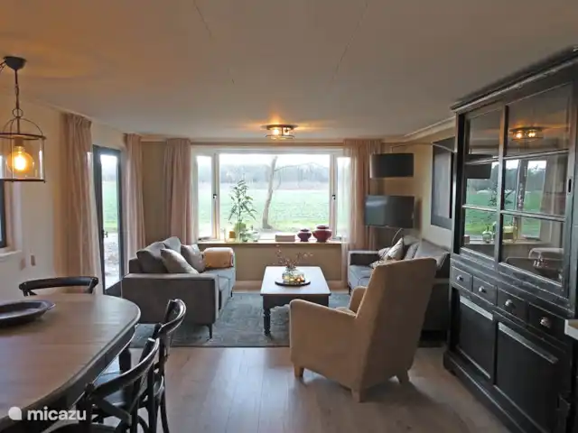 De Wilg, Stoetenslagh huren in Nederland, Overijssel, Rheezerveen - chalet 5 pers. Chalet De Wilg, Stoetenslagh. Sfeervolle woonkamer met twee banken