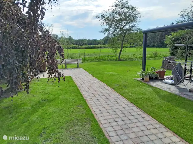 De Wilg, Stoetenslagh huren in Nederland, Overijssel, Rheezerveen - chalet 5 persoons Chalet de Wilg, Rheezerveen. De tuin met uitzicht over de weilanden op een kleinschalig park. Veel privacy.