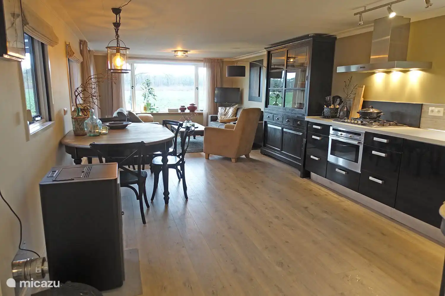 5 persoons chalet De Wilg, Rheezerveen met een palletkachel voor de wat koudere dagen.