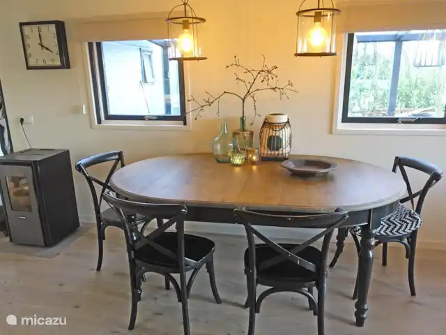 De Wilg, Stoetenslagh huren in Nederland, Overijssel, Rheezerveen - chalet 5 persoons chalet De Wilg, Rheezerveen. Eettafel waarbij 2 stoelen extra zijn.