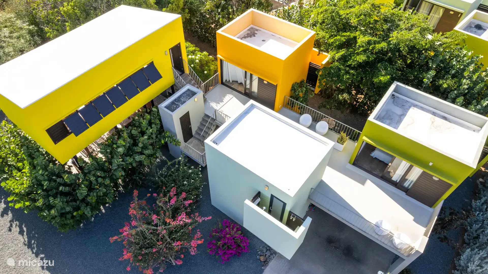 Aus der Luft gesehen: Villa Lotus mit Wohnzimmer, 3 Schlafzimmern, Medienraum und Abstellraum mit Waschmaschine und Trockner.