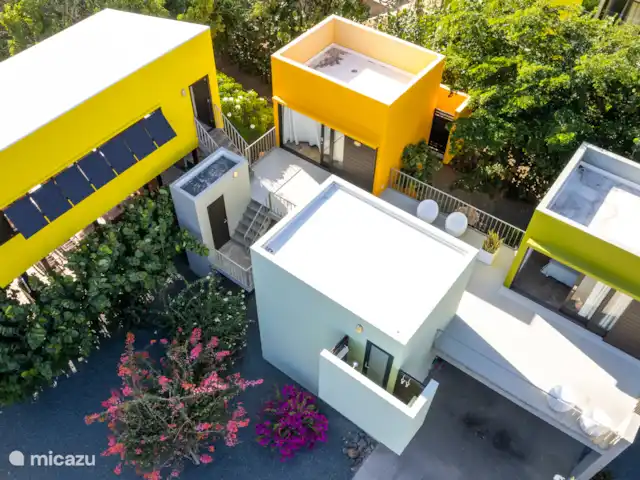 Villa design unique dans un complexe naturel | Curaçao, Curaçao-Centre, Sint Michiel - villa Vue du ciel : Villa Lotus avec salon, 3 chambres, salle multimédia et débarras avec machine à laver et sèche-linge.
