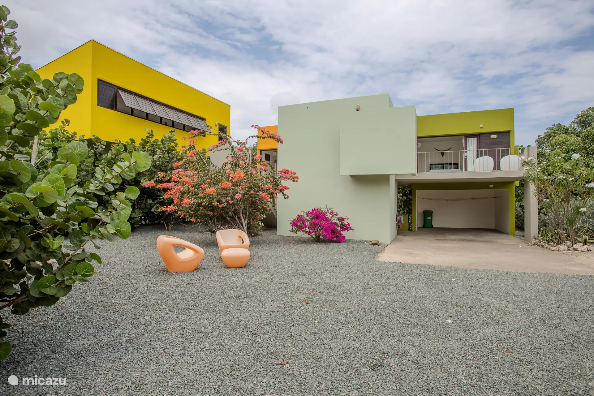 Vorderansicht der Villa Lotus mit ausreichend Parkplätzen unter dem Carport und Platz für ein zusätzliches Auto.