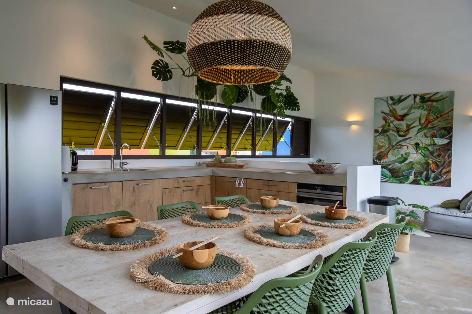 Überblick über Essbereich und Küche. 