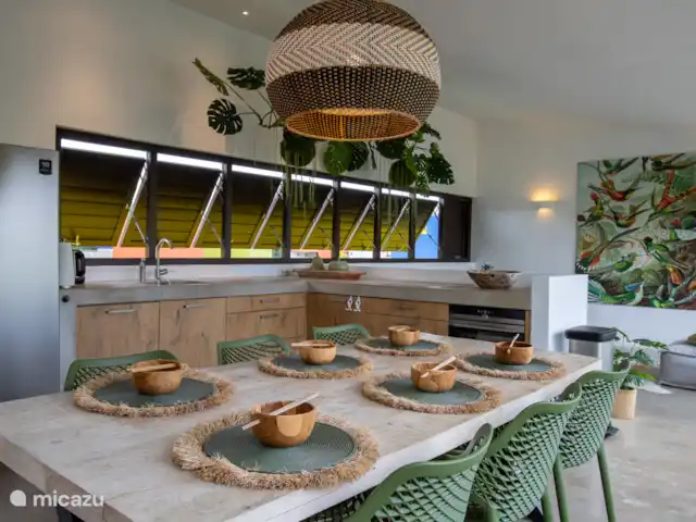 Villa design unique dans un complexe naturel | Curaçao, Curaçao-Centre, Sint Michiel - villa Vue d’ensemble de la salle à manger et de la cuisine.