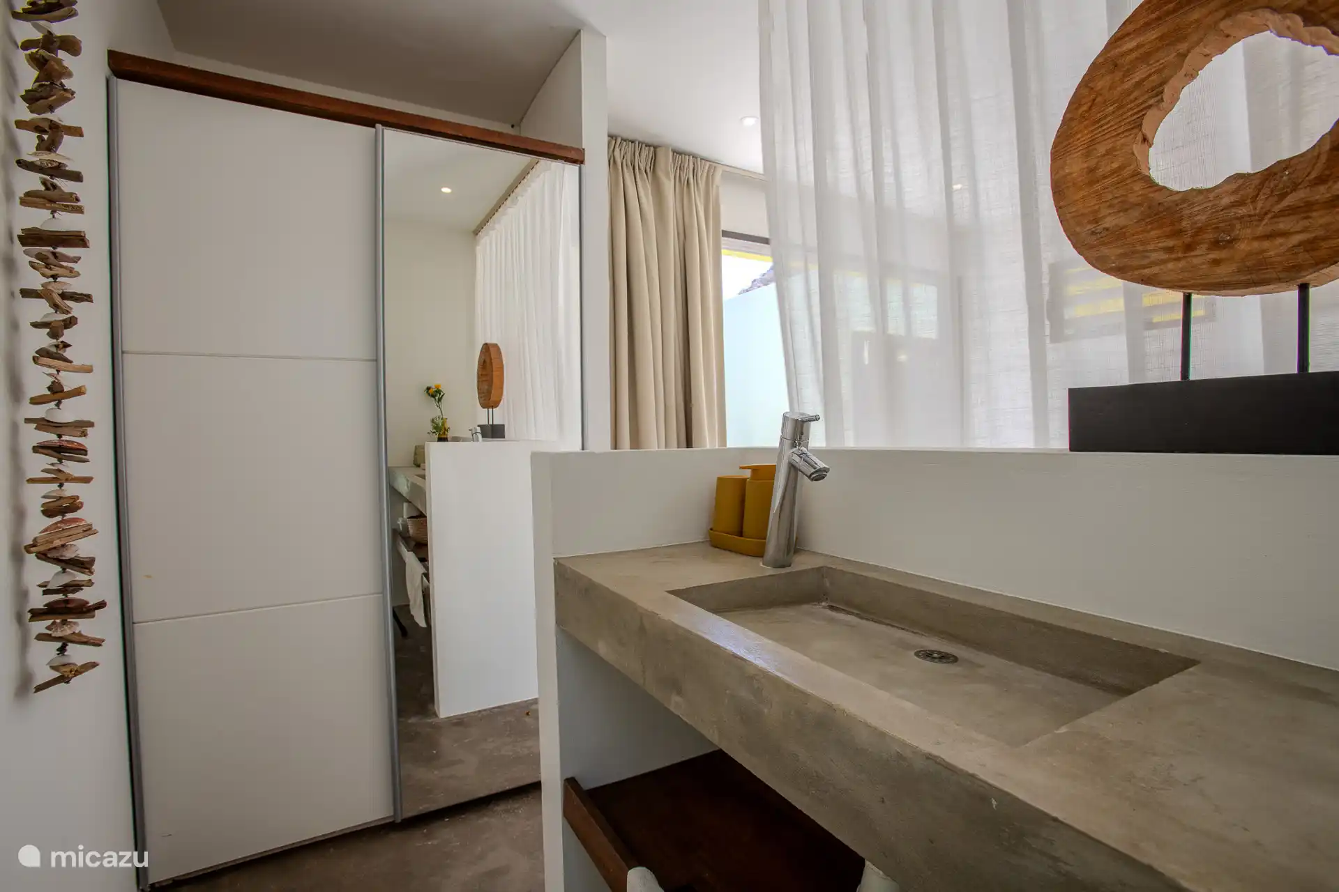 Kleiderschrank und Waschküche im Schlafzimmer