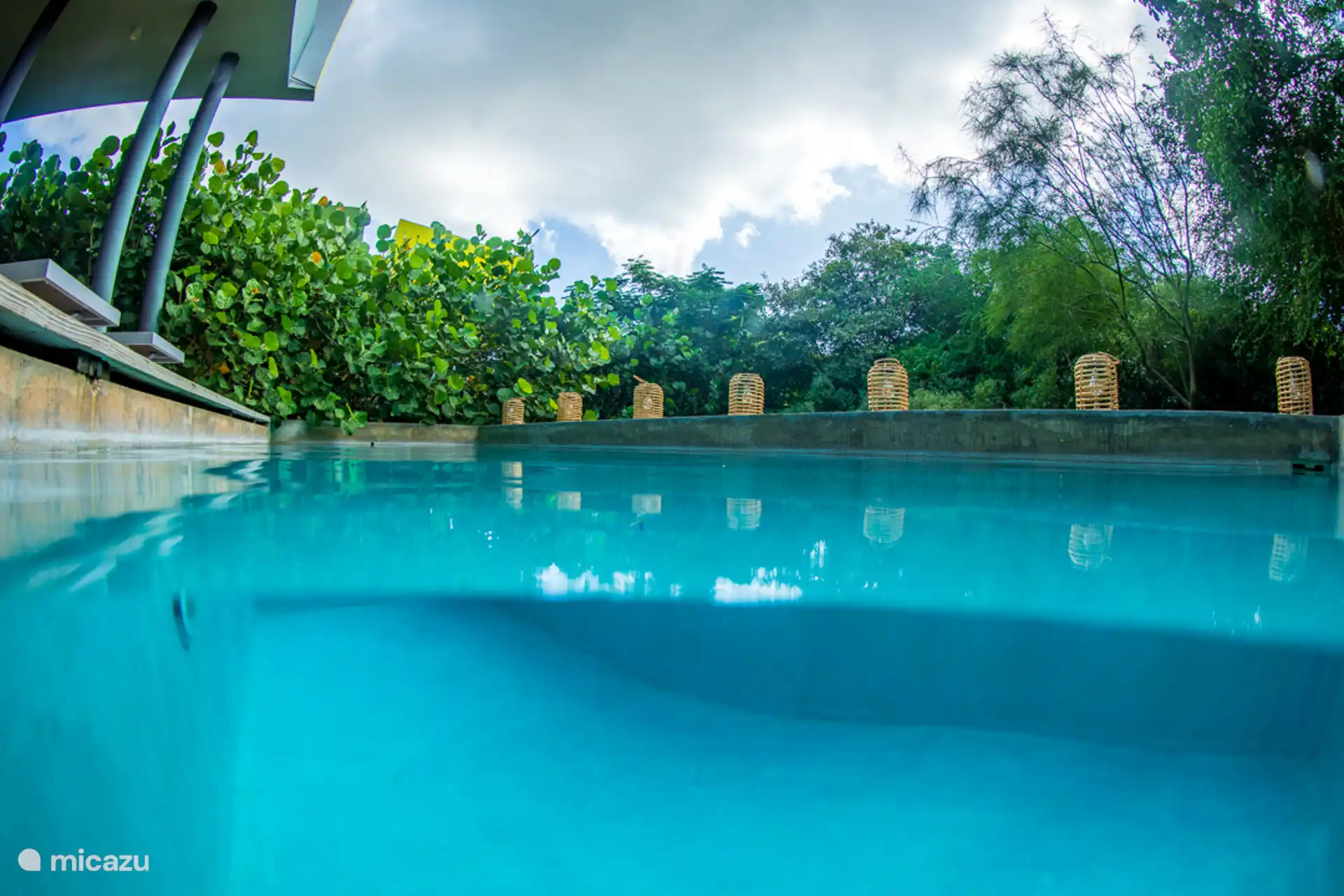 Kühlen Sie sich im privaten Pool ab. 