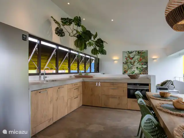 Villa design unique dans un complexe naturel | Curaçao, Curaçao-Centre, Sint Michiel - villa Cuisine avec tous les appareils intégrés tels que : lave-vaisselle, réfrigérateur / congélateur et plaque à induction 4 brûleurs. Nespresso et bouilloire sont bien sûr également disponibles.