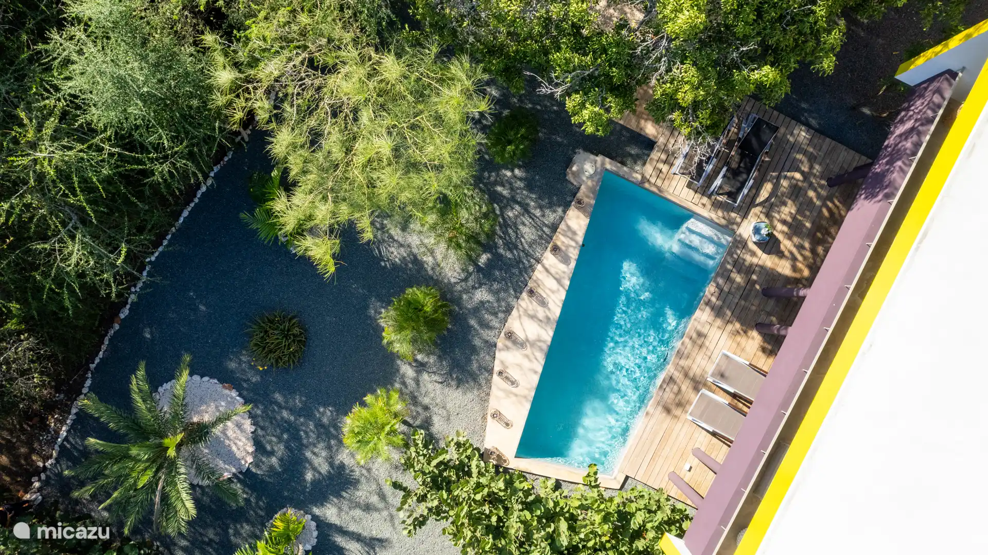 Drohnenaufnahme des privaten Pools und Gartens