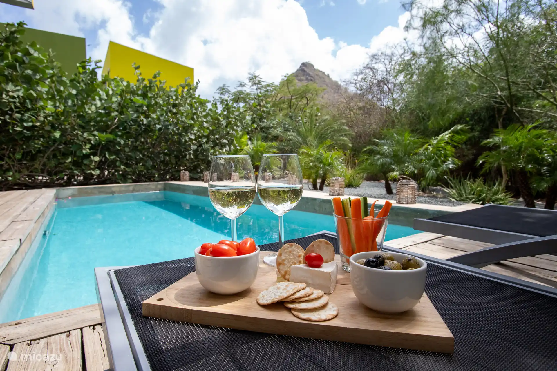 Leckere Snacks und Getränke, um dem Urlaubsgefühl einen zusätzlichen Schub zu verleihen.