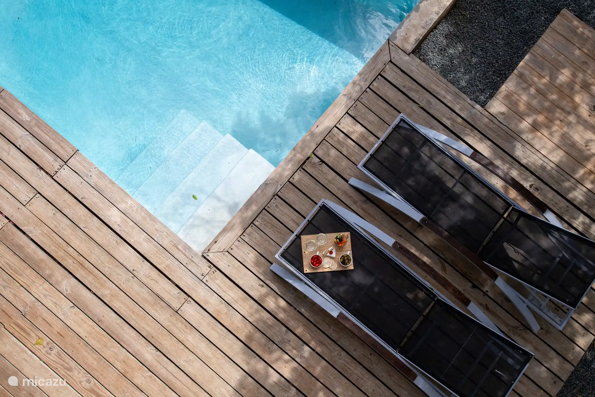 Blick vom Wohnzimmer auf den Pool