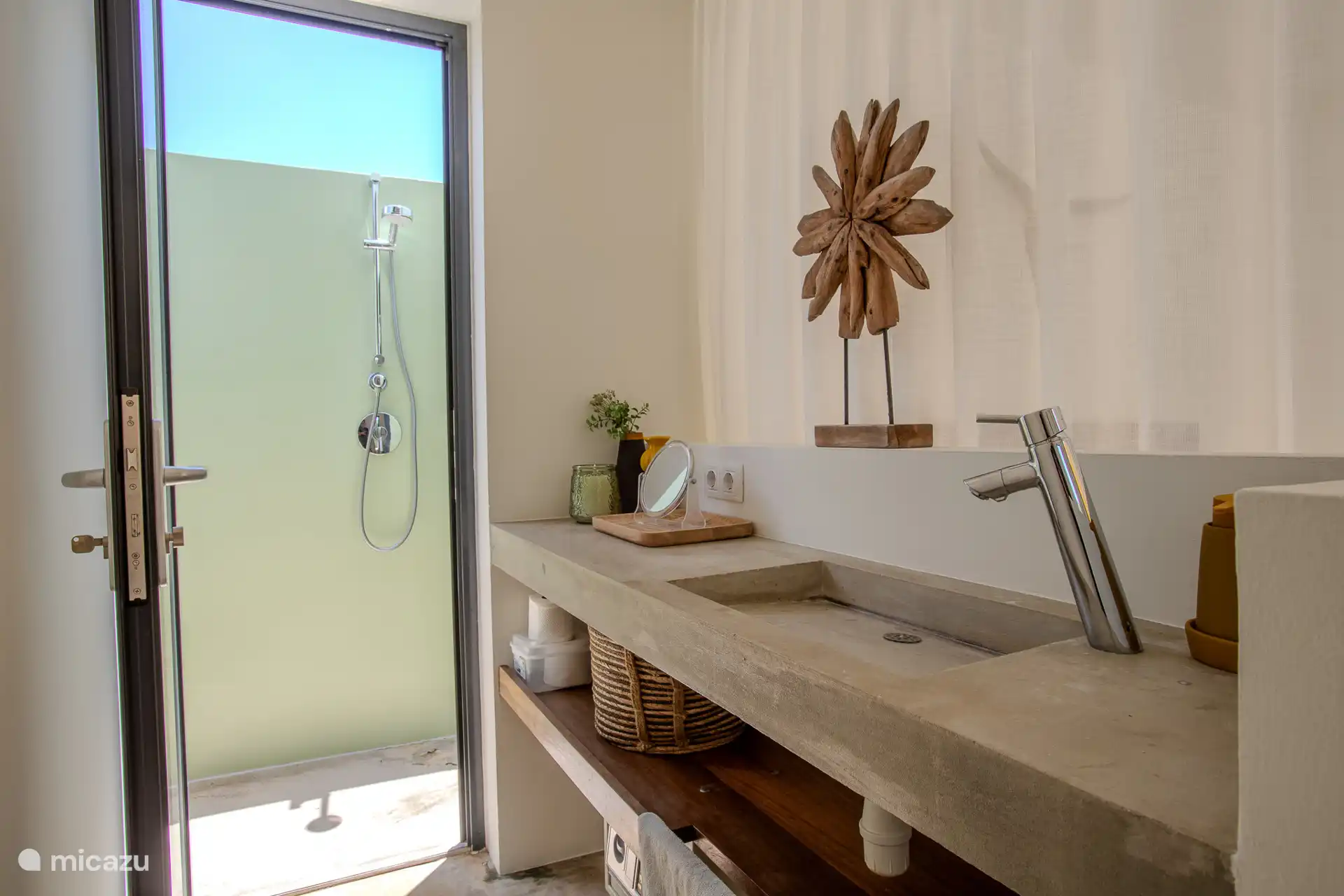 Waschküche im Innenbereich und Dusch- und Toilettenbereich im Freien. 