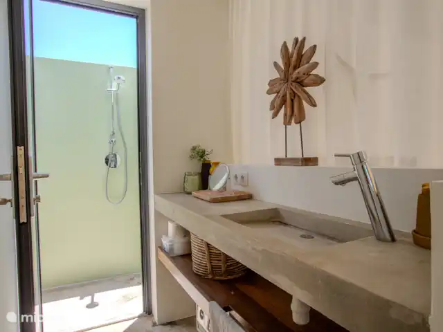 Villa design unique dans un complexe naturel | Curaçao, Curaçao-Centre, Sint Michiel - villa Buanderie intérieure et espace douche et toilettes extérieurs.