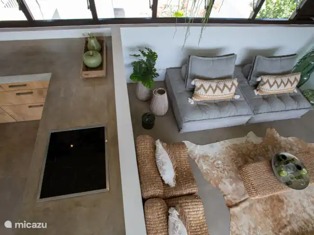 Villa design unique dans un complexe naturel | Curaçao, Curaçao-Centre, Sint Michiel - villa Vue d’ensemble du coin salon et d’une partie de la cuisine