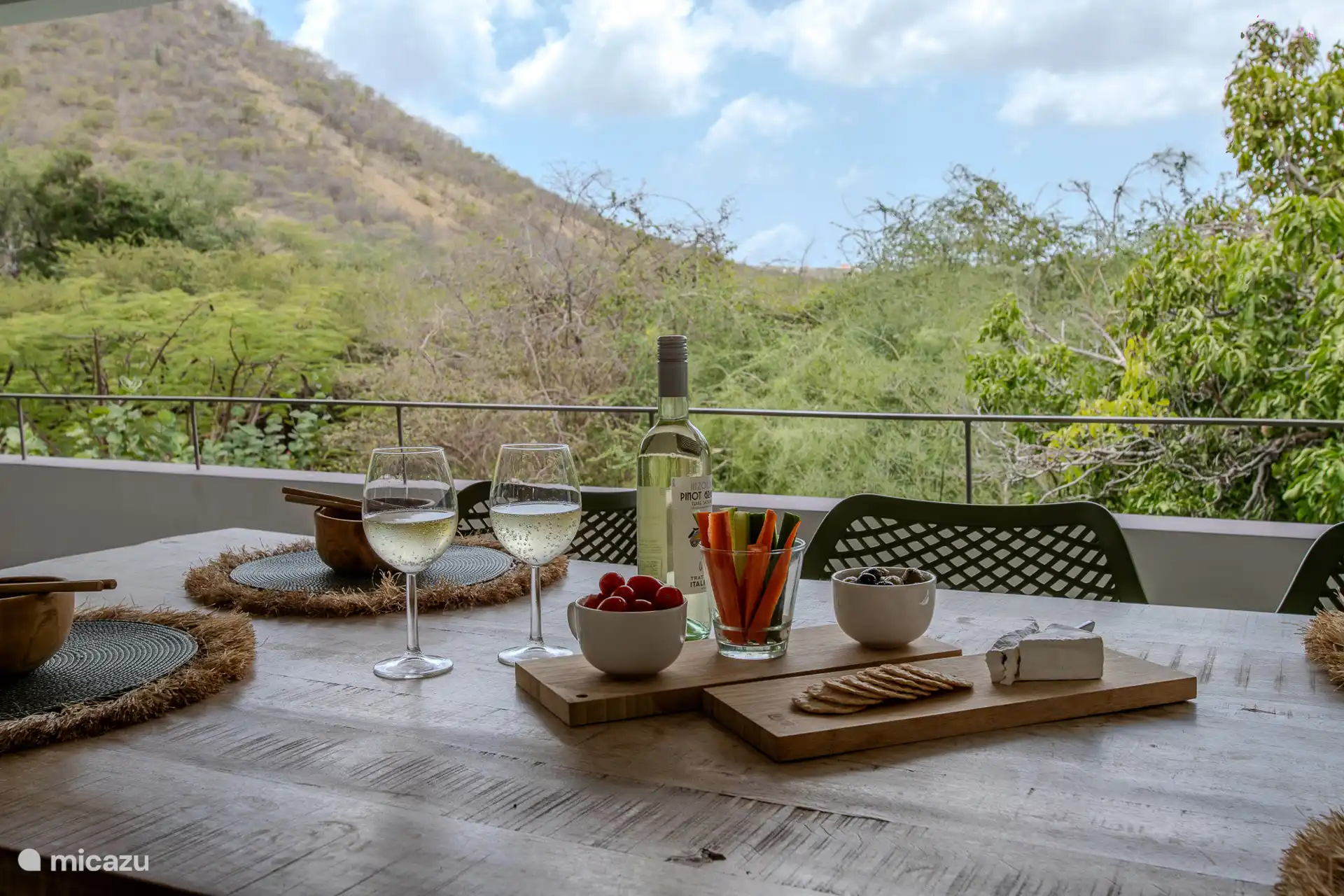 Sie wohnen, essen, entspannen und genießen das Grün der Bäume.