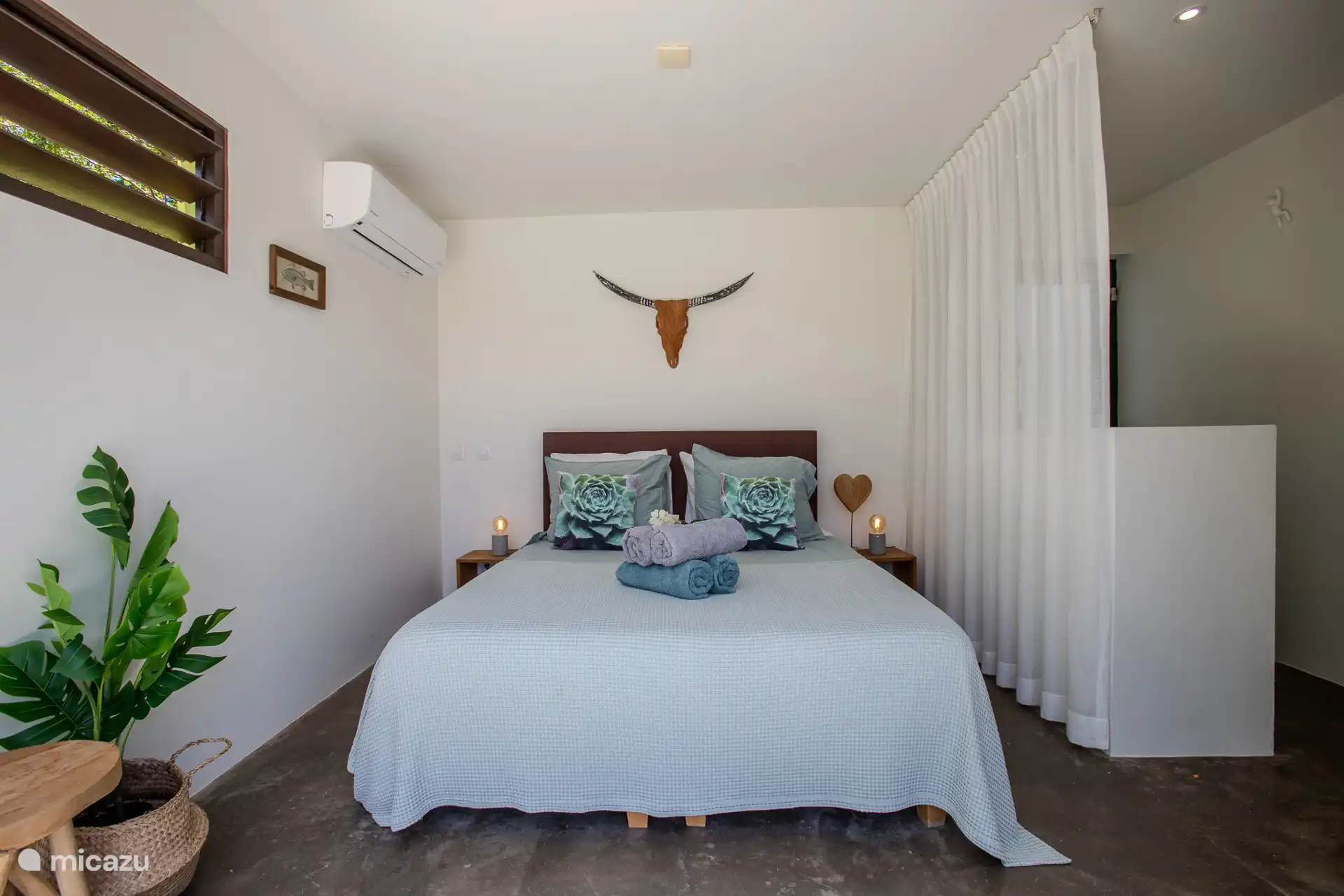 Ein bequemes Doppelbett mit einer Breite von 160 cm. 