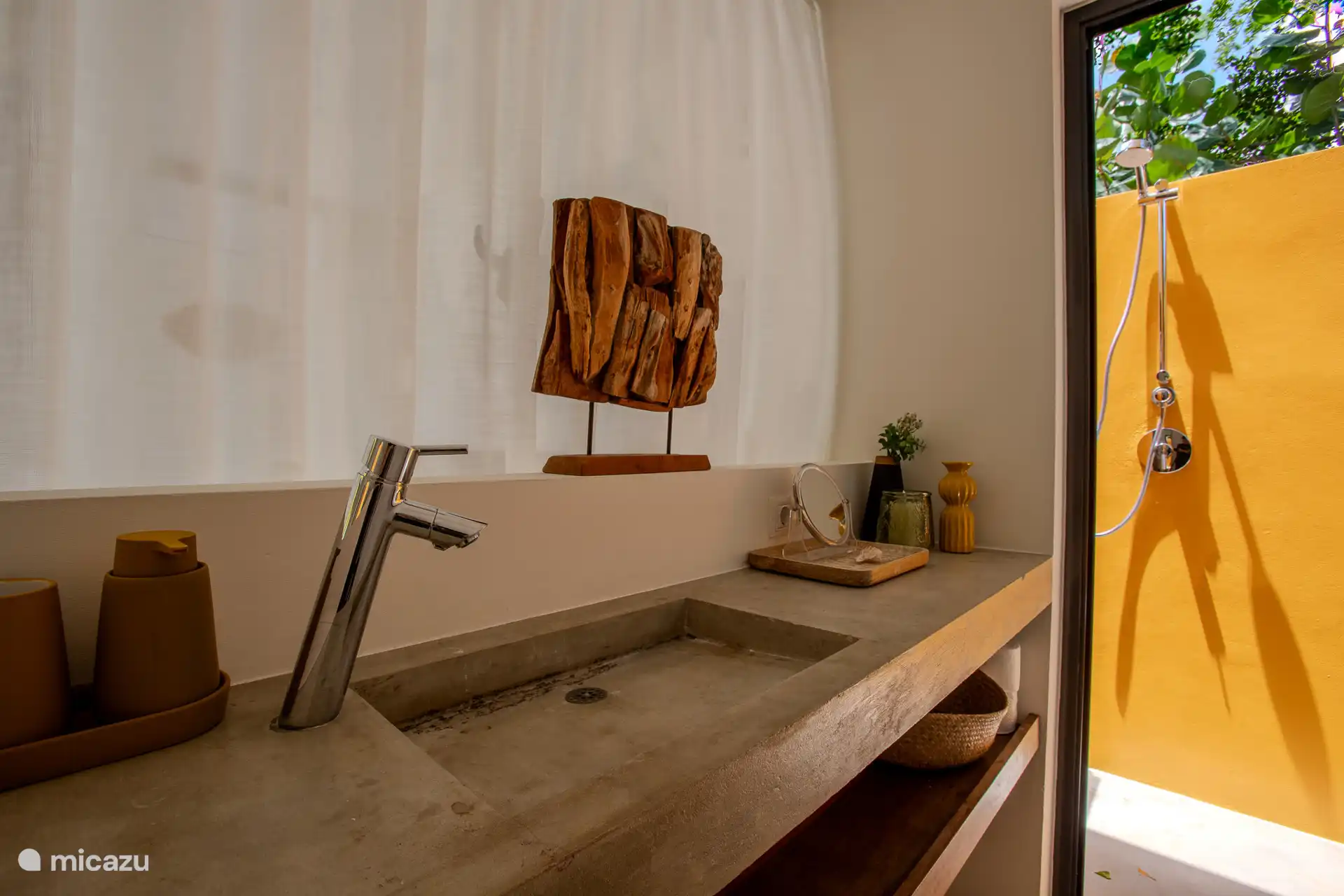 In einem der Schlafzimmer befindet sich auch ein Safe für Ihre Wertsachen.