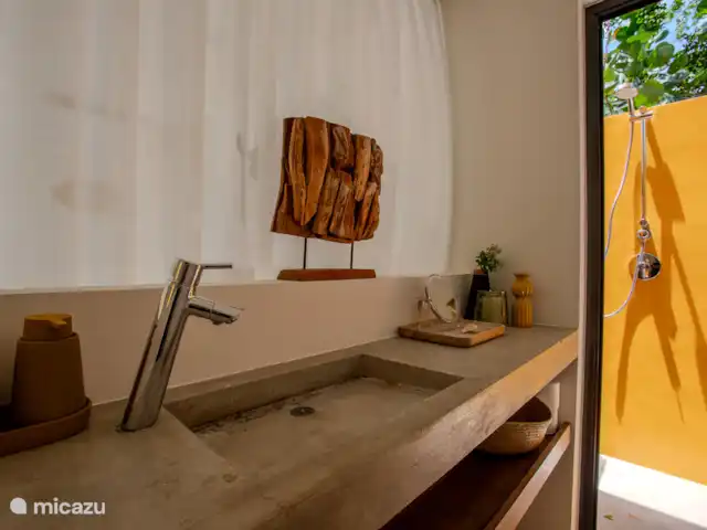 Villa design unique dans un complexe naturel | Curaçao, Curaçao-Centre, Sint Michiel - villa Dans l’une des chambres, il y a aussi un coffre-fort pour vos objets de valeur.