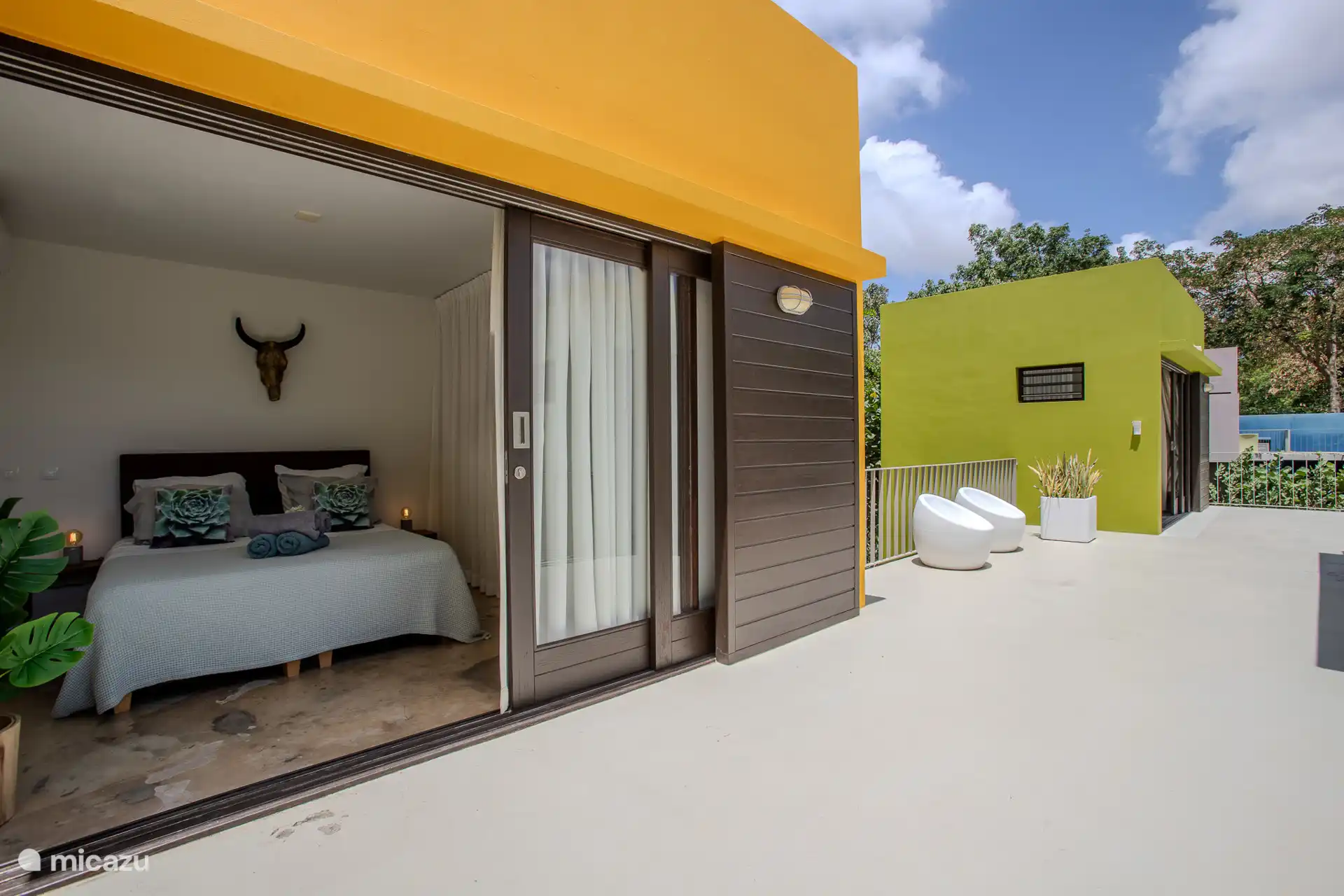 Eines der drei Schlafzimmer. Alle Schlafzimmer haben Schiebetüren. 