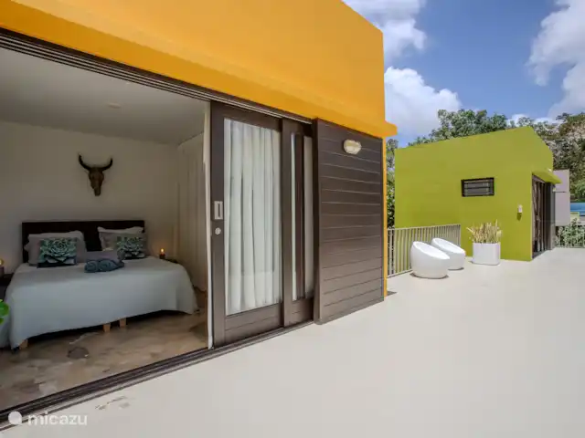 Villa design unique dans un complexe naturel | Curaçao, Curaçao-Centre, Sint Michiel - villa L’une des trois chambres. Toutes les chambres ont des portes coulissantes.