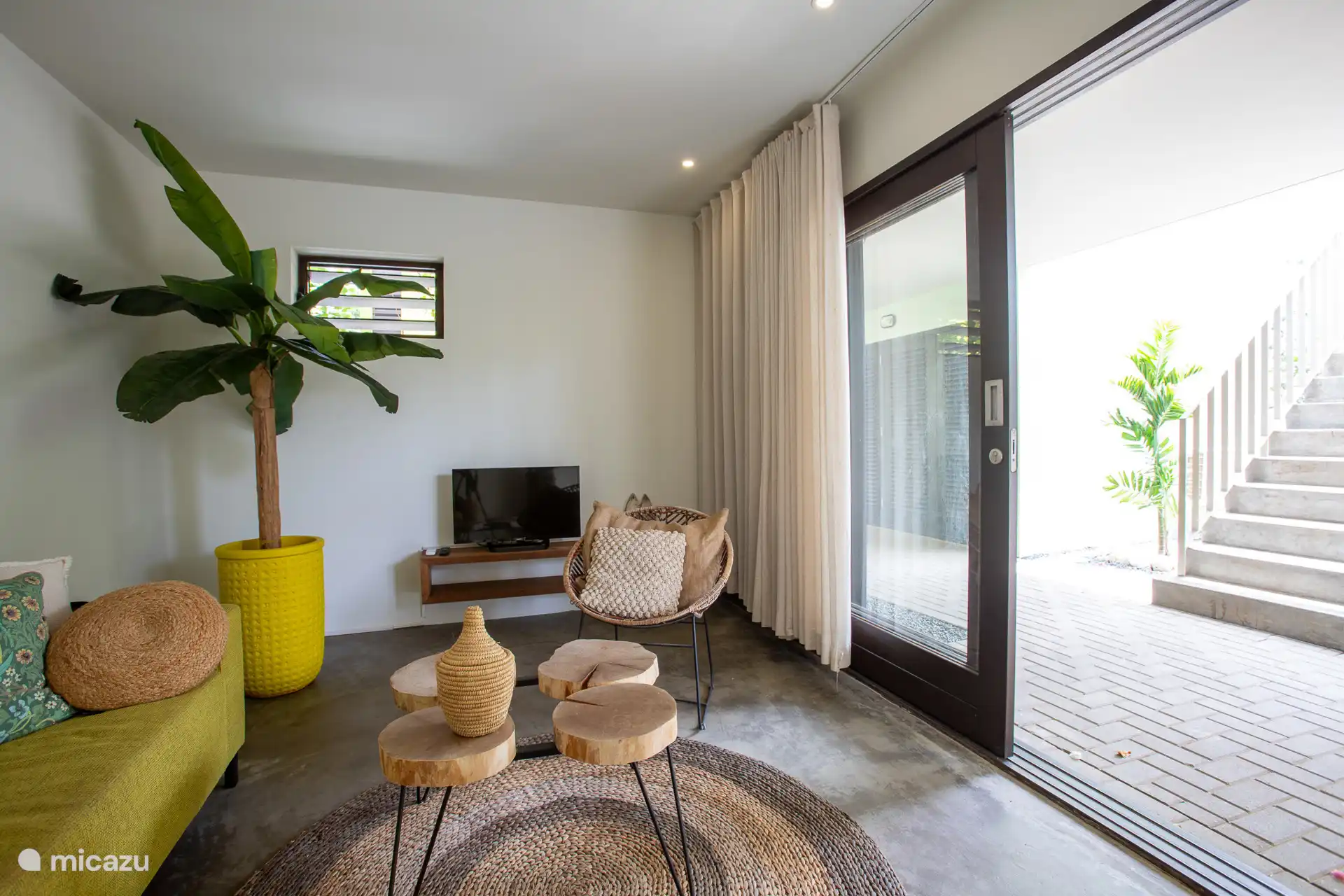 Medienraum mit Sitzecke und Fernseher zum Streamen