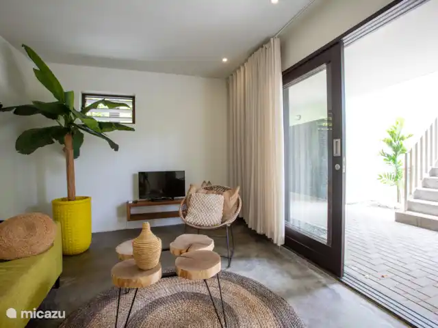 Villa design unique dans un complexe naturel | Curaçao, Curaçao-Centre, Sint Michiel - villa Salle multimédia avec coin salon et télévision pour le streaming
