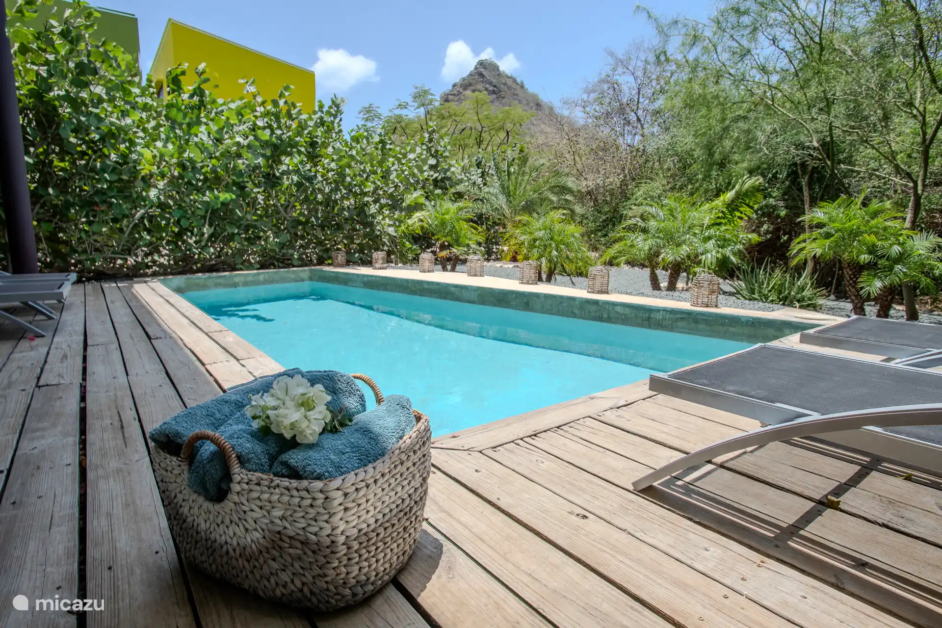 Ein atemberaubender Blick vom Pool auf den Berg.