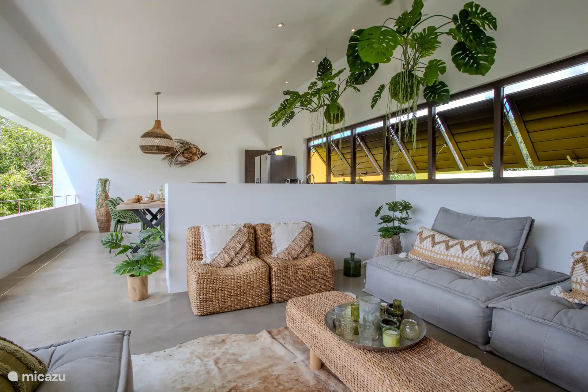 Woonkamer met 8 openslaande ramen voor een heerlijk windje