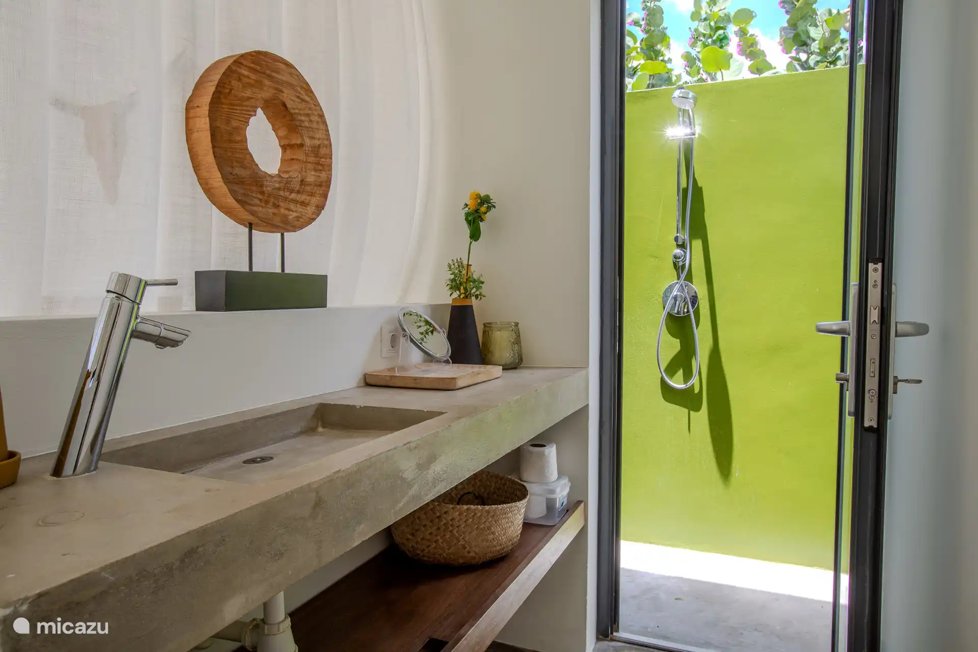 Wäscherei im Innenbereich und Außendusche: Duschen Sie unter dem Sternenhimmel.