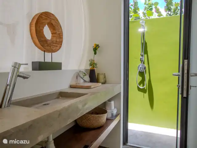 Villa design unique dans un complexe naturel | Curaçao, Curaçao-Centre, Sint Michiel - villa Buanderie intérieure et douche extérieure : prenez une douche sous les étoiles.