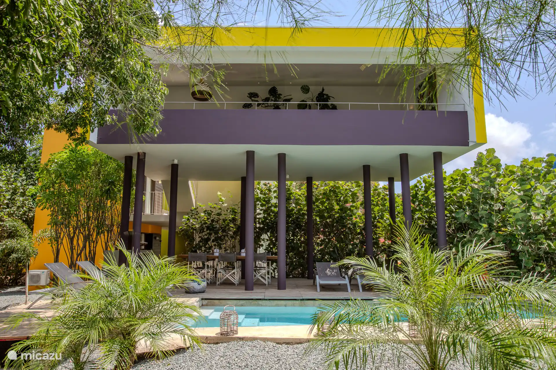 Blick vom Garten auf das Wohnzimmer im Obergeschoss