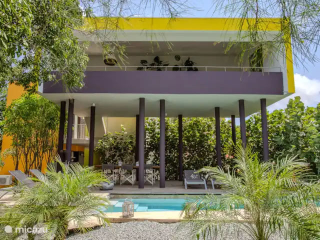 Villa design unique dans un complexe naturel | Curaçao, Curaçao-Centre, Sint Michiel - villa Vue du jardin sur le salon à l’étage