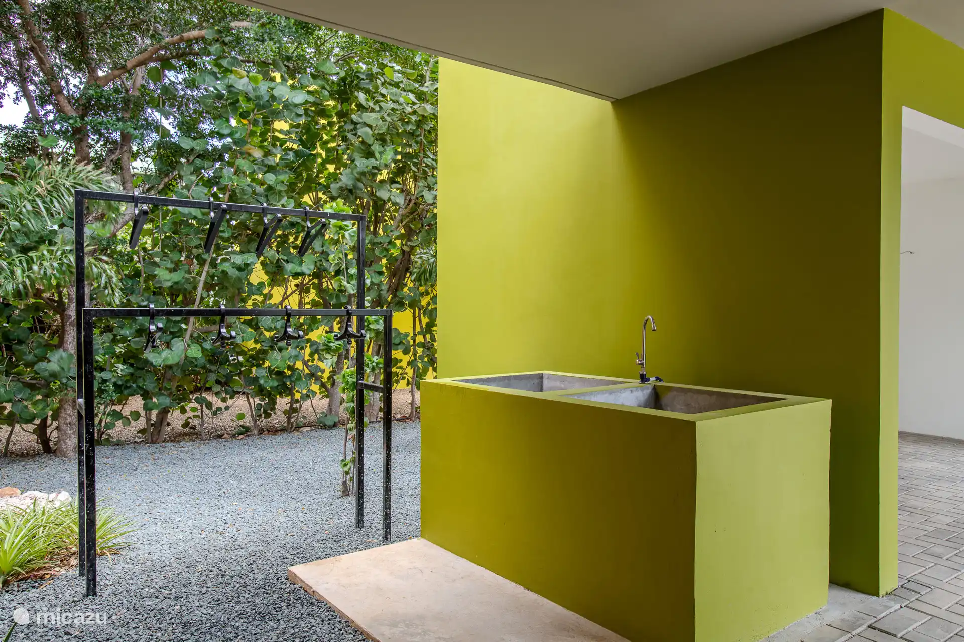 Ideal für Taucher! Ein schöner Wassertank, um Ihre gesamte Ausrüstung abzuspülen und an den speziellen Kleiderständer für Taucher zu hängen. 