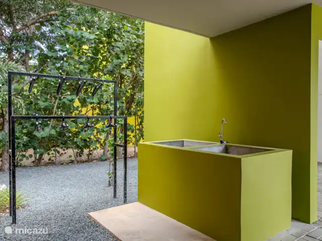 Villa design unique dans un complexe naturel | Curaçao, Curaçao-Centre, Sint Michiel - villa Idéal pour les plongeurs ! Une belle bouteille d’eau pour rincer tout votre matériel et l’accrocher sur le porte-vêtements spécial plongeur.