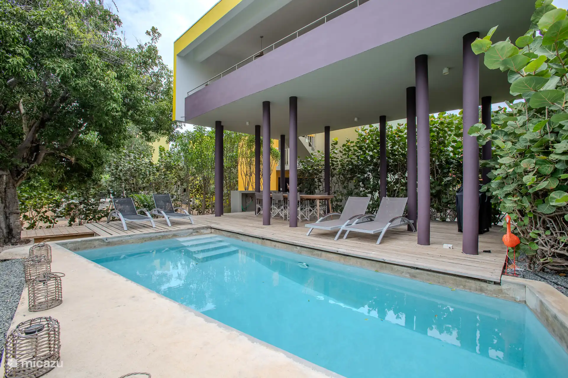 Privater Pool mit 4 Sonnenliegen, Esstisch und großem Gasgrill