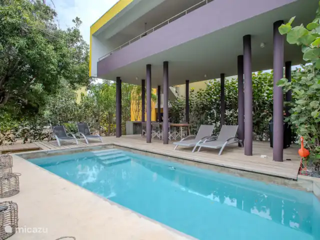 Villa design unique dans un complexe naturel | Curaçao, Curaçao-Centre, Sint Michiel - villa Piscine privée avec 4 chaises longues, table à manger et grand barbecue à gaz