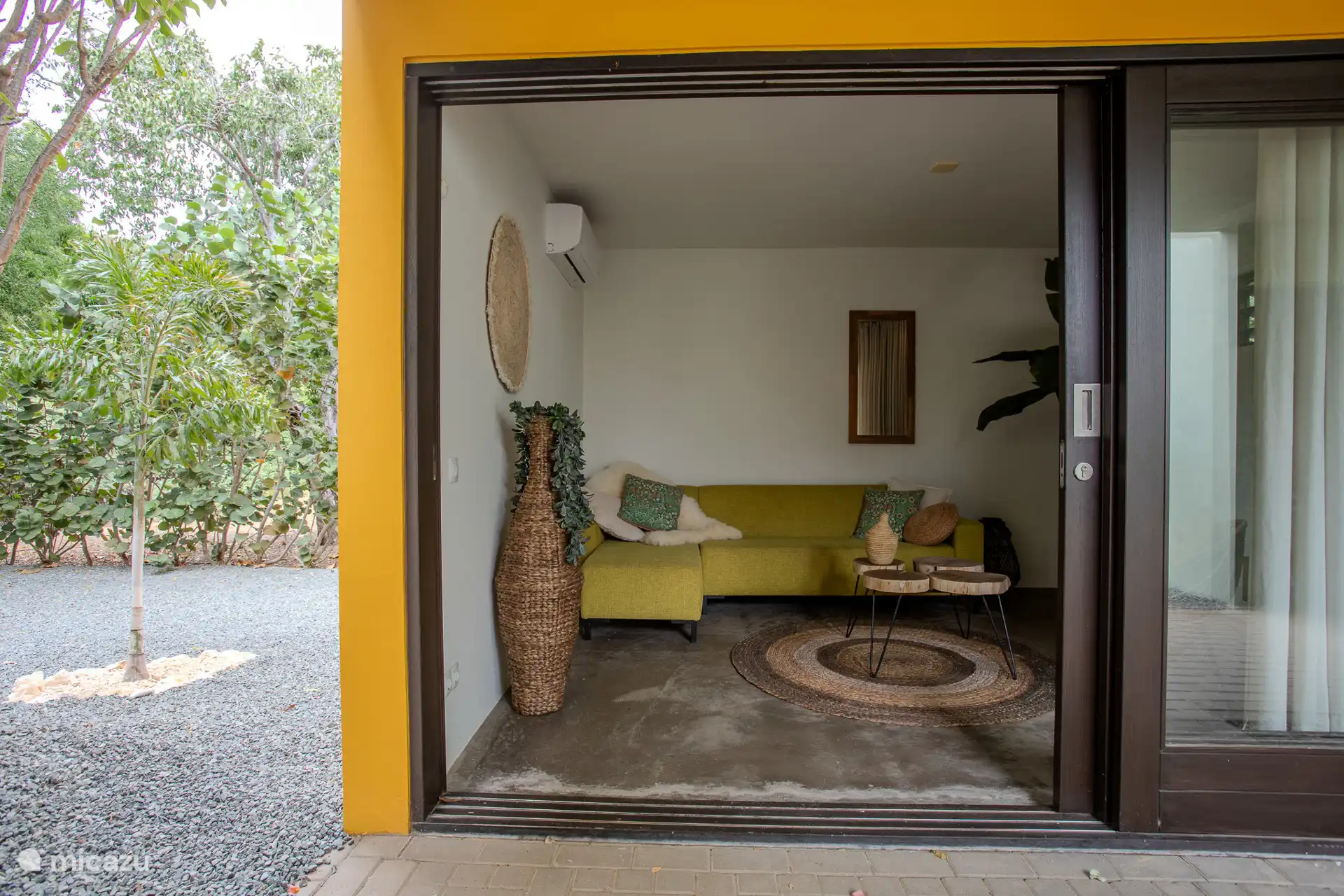 Medienraum mit schönem Sofa und TV