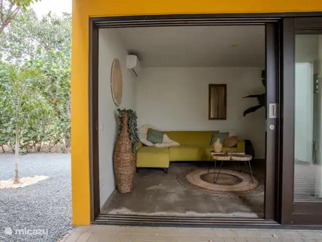 Villa design unique dans un complexe naturel | Curaçao, Curaçao-Centre, Sint Michiel - villa Salle multimédia avec beau canapé et télévision