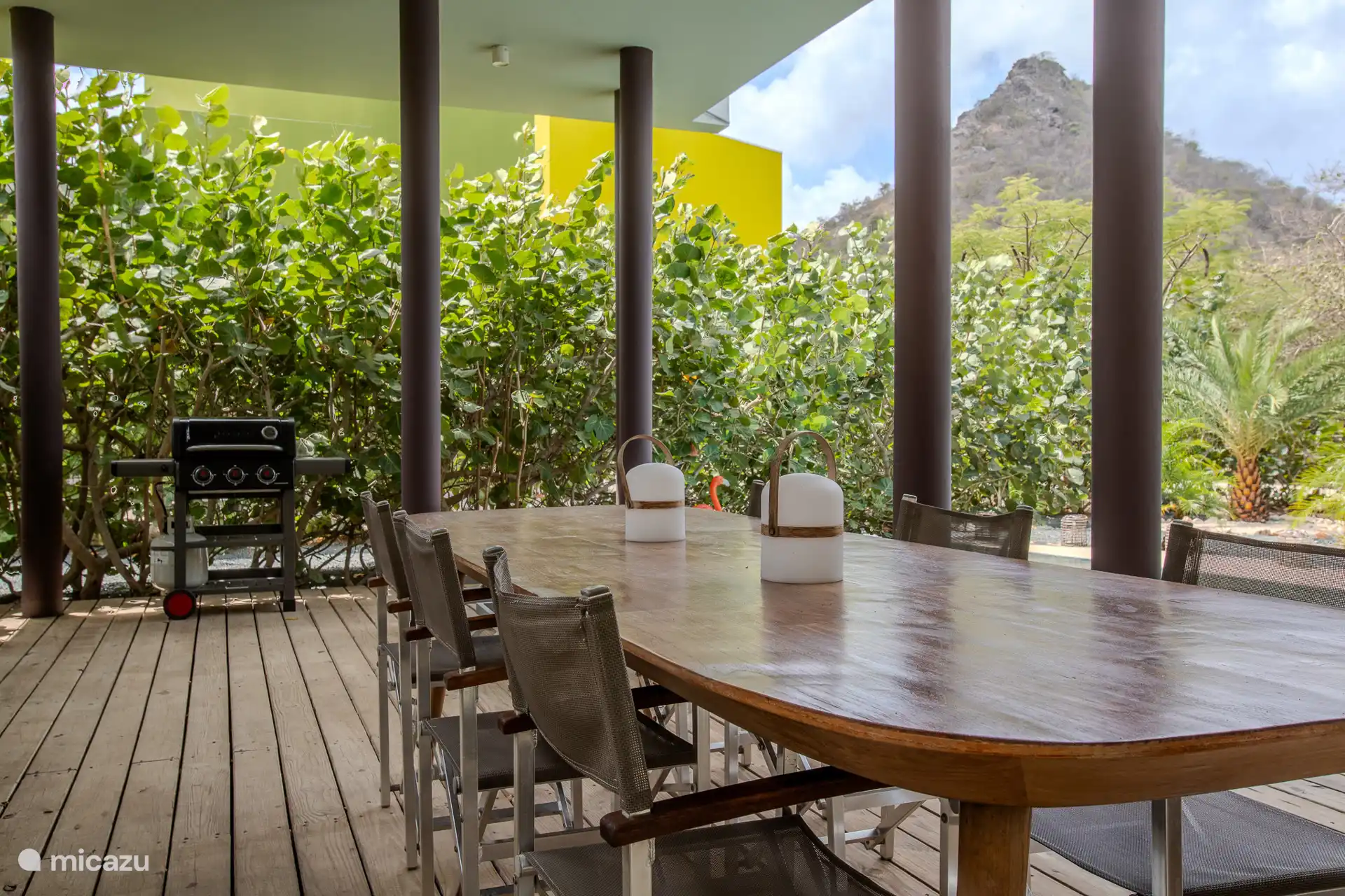 Essbereich im Erdgeschoss mit einem großen Tisch für 6 Personen und einem leckeren Gasgrill