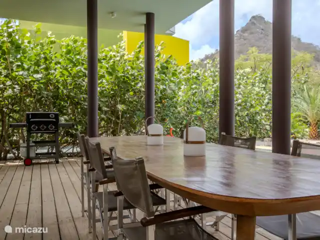 Villa design unique dans un complexe naturel | Curaçao, Curaçao-Centre, Sint Michiel - villa Salle à manger en bas avec une grande table pour 6 personnes et un délicieux barbecue à gaz