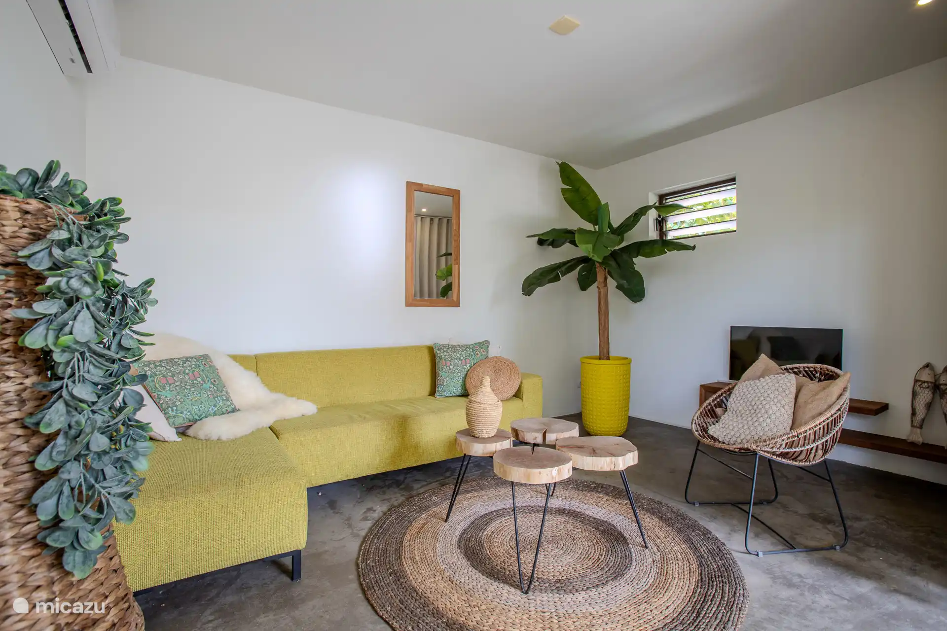 Medienraum mit Sitzecke und Fernseher zum Streamen