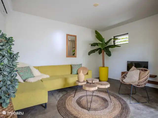 Villa design unique dans un complexe naturel | Curaçao, Curaçao-Centre, Sint Michiel - villa Salle multimédia avec coin salon et télévision pour le streaming