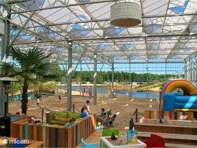 De Eik, Stoetenslagh | Pays-Bas, Overijssel, Rheezerveen - chalet Chalet 4 personnes, Le chêne, plage de sable couverte les mauvais jours, jouent encore au beach-volley.