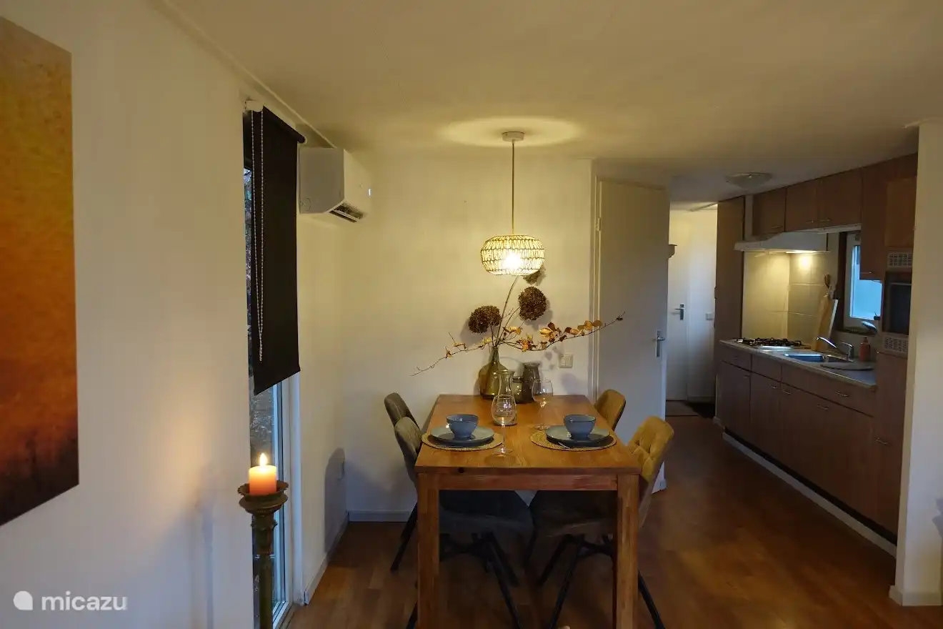 Chalet 4 personen, De eik, Stoetenslagh Rheezerveen, eettafel met 4 stoelen