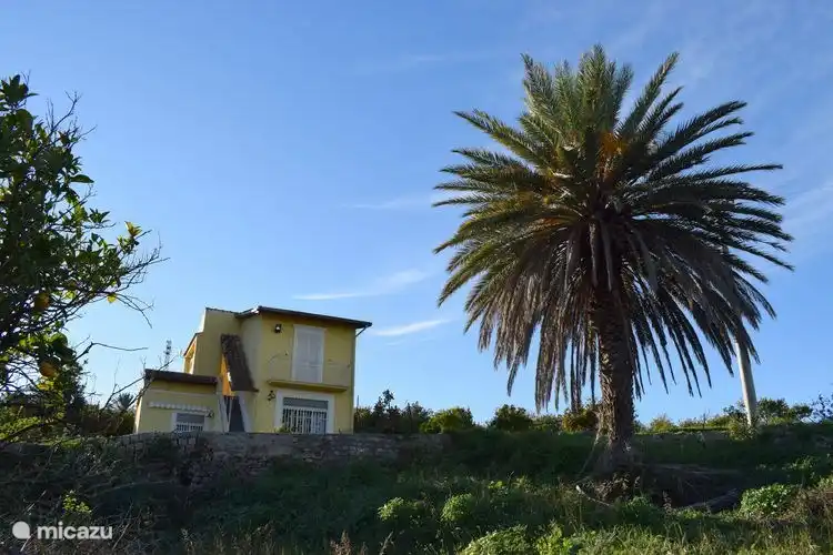 casa vista desde el jardin