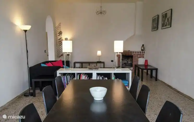 salón con mesa de comedor para 6 personas