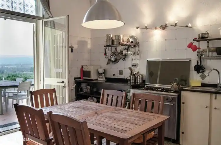cocina con puertas que dan a la terraza