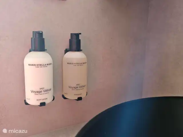 Casa Sol Y Mar | Espagne, Murcia, San Pedro del Pinatar - appartement Dans les deux salles de bains, vous serez choyé avec du savon, une lotion (pour le corps) et du gel douche de Marie-Stella-Maris.